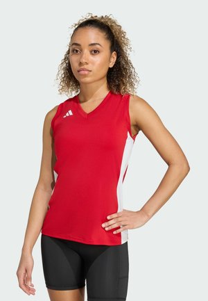 Canottiera sportiva rossa con accenti bianchi laterali, design a V, realizzata in materiale leggero e traspirante. Abbinata a pantaloni corti neri.