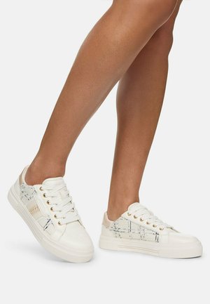 Hvide sneakers med et struktureret stofpanel, gyldne snørehuller og en blank hæl-detalje. Flad gummisål og snørelukning.