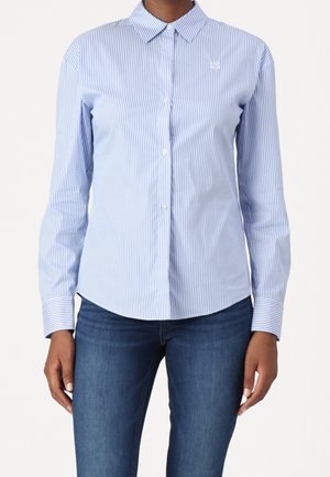 Overhemd met knoopsluiting in lichtblauw met verticale witte strepen, met een kraag, lange mouwen en een klein logo op de linker bovenborst.