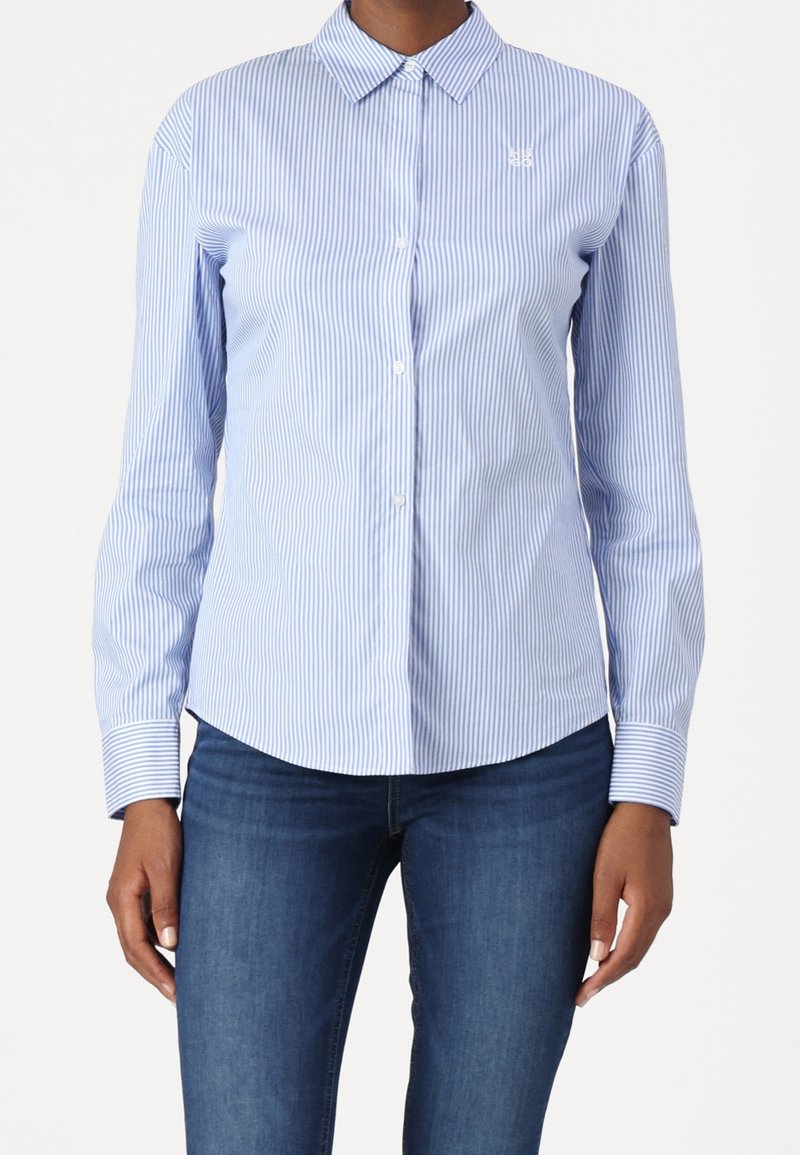 Hemd mit Knöpfen in hellblau und weißen vertikalen Streifen, mit Kragen, langen Ärmeln und einem kleinen Logo auf der oberen linken Brust.