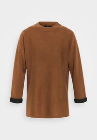 Pull marron en tricot avec un col rond montant et des manches trois-quarts. Présente des poignets noirs et une finition douce et texturée.