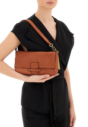 Borsa a tracolla in pelle marrone con chiusura a pattina, hardware dorato e tracolla removibile. Texture liscia e forma rettangolare.