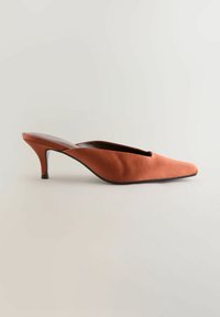 Orangener Slingback-Highheel mit spitzer Spitze, minimalistischen Design und schmalem Absatz, mit glatter Textur und schwarzer Sohle.