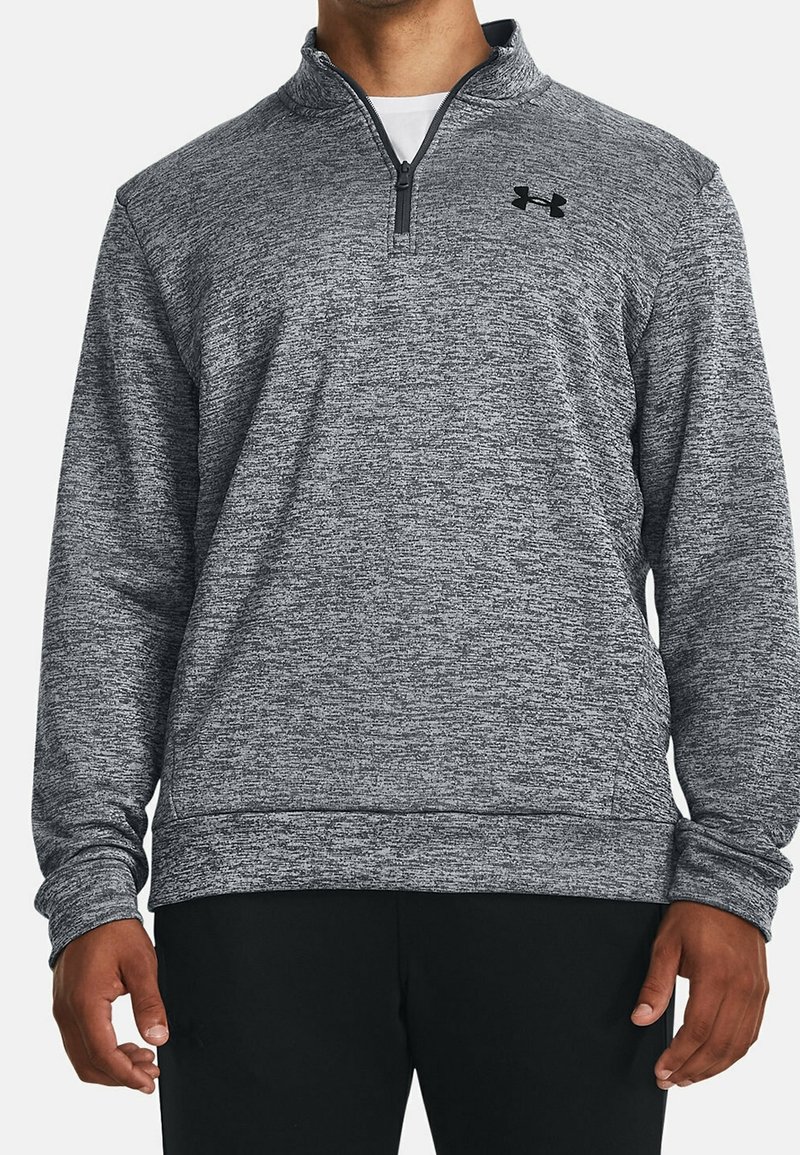 Grå quarter-zip sweatshirt lavet af tekstureret stof, med et sort logo, ribbede manchetter og en opretstående krave.