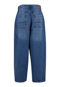 Pantaloni larghi in denim blu con vita alta, due tasche posteriori e una texture liscia. Il tessuto presenta un effetto sbiadito vicino all'orlo.