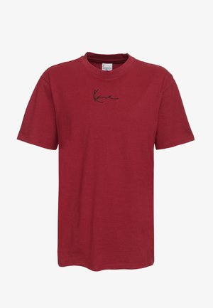 T-shirt in cotone rosso con maniche corte e scollatura a girocollo. Presenta un logo in corsivo nero sul petto. Tessuto liscio, vestibilità standard.