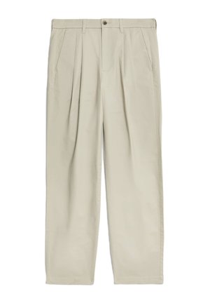 Pantaloni beige realizzati in un tessuto morbido con una vestibilità comoda, dotati di pieghe, tasche laterali e chiusura a bottoni in vita.