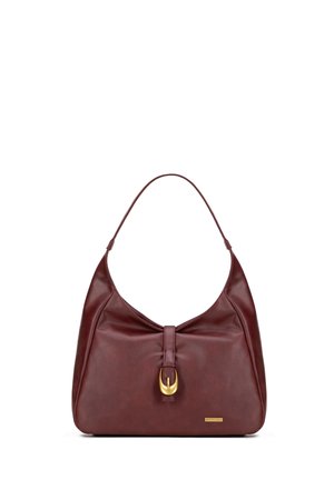 Bordeauxrode leren schoudertas met een enkele band en een detail van een gesp in goudkleur aan de voorkant.