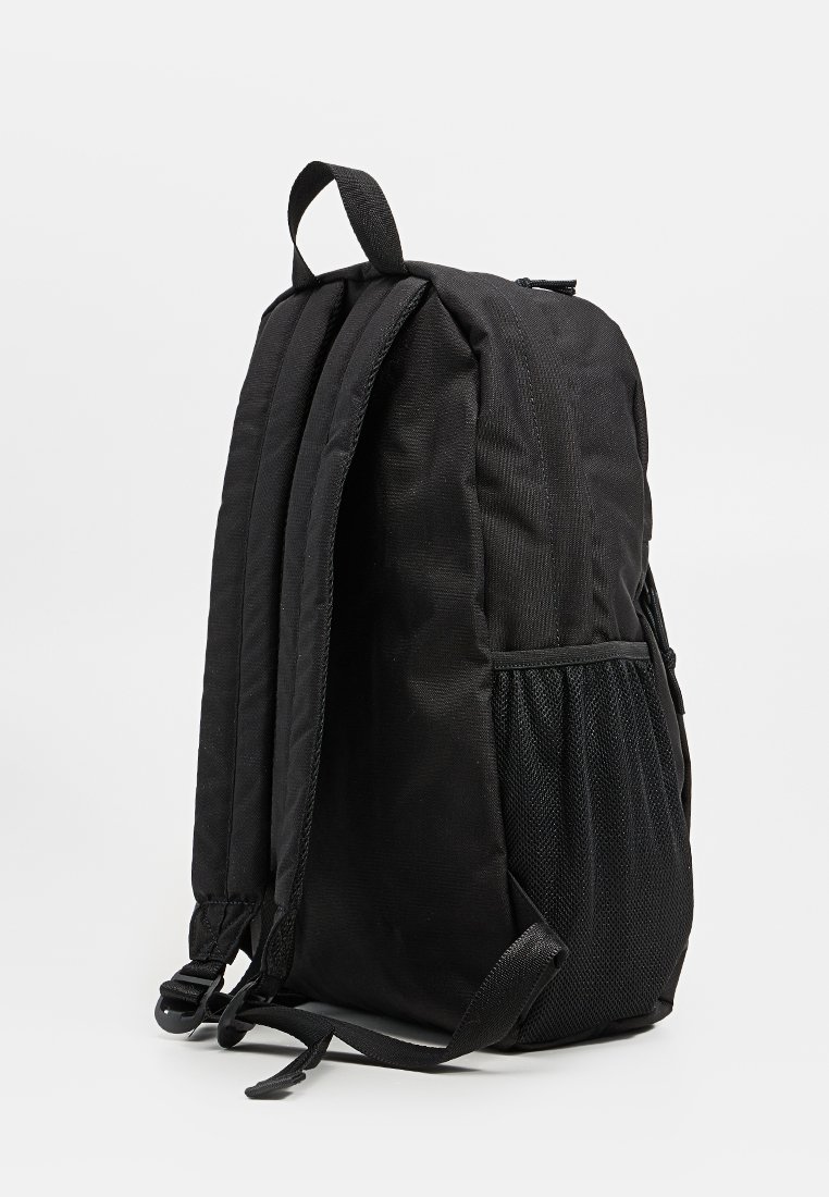 Czarny plecak z wyściełanymi szelkami, uchwytem do noszenia u góry, główną komorą zamykaną na zamek oraz siateczkową kieszenią boczną na białym tle.