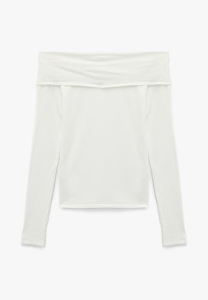 Top bianco con spalle scoperte e maniche lunghe, in tessuto morbido, design aderente, texture liscia, con scollatura ampia e orlo dritto.