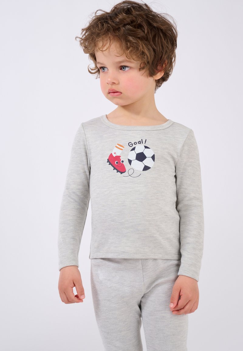 Set di pigiama in cotone grigio chiaro con una grafica giocosa di una scarpa da calcio rossa e un pallone, con la scritta "Goal!" stampata sulla maglietta.