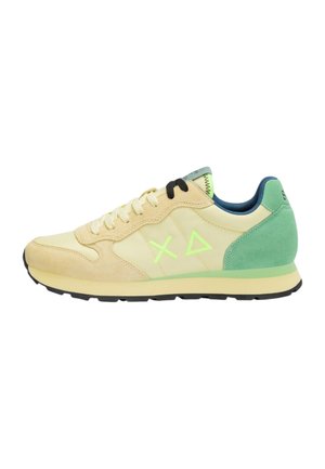Sneaker beige e verde chiaro con accenti in camoscio, suola esterna nera, logo verde neon e fodera interna blu scuro, mostrata di profilo.