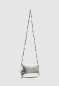 Borsa a tracolla argentata metallica con una superficie liscia, di forma rettangolare e con una tracolla a catena. Design semplice senza ulteriori motivi o dettagli.