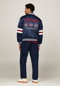 Tommy Jeans VARSITY EXPLORER  - Bomber Jacket - dark night navy