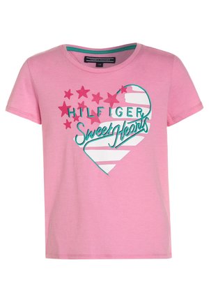 Rosa Baumwoll-T-Shirt mit kurzen Ärmeln, das ein grafisches Design mit türkisfarbenem Text und mehrfarbigen Sternen in Herzform zeigt.