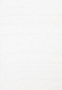 Vitt stickat tyg med ett texturerat mönster av upphöjda, sammankopplade öglor och horisontella ränder. Slät yta med en mjuk framtoning.