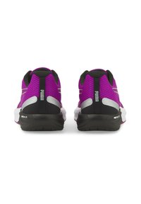 Scarpe da ginnastica viola con tomaia in rete, tallone nero, suola bianca, dettagli argentati e logo sul retro. Offrono traspirabilità e supporto.