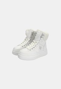 Sneakers bianchi alta con collo morbido, texture in pelle, punta rotonda e occhielli metallici per i lacci. Presentano una patch con logo sul lato.