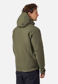 Giacca con cappuccio verde oliva realizzata in tessuto morbido e texturizzato, con un design aderente e polsini regolabili. La vista posteriore evidenzia i dettagli delle cuciture.
