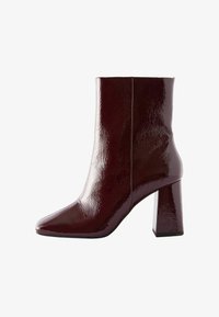 Vybráno, burgundy red patent