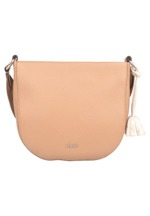 Beige Leder-Umhängetasche mit abgerundeter Klappe, silbernem Markenlogo, verstellbarem Riemen und weißem Quasten-Detail an der rechten Seite.