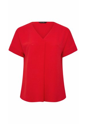 Czerwona bluzka z krótkim rękawem, dekoltem w serek, subtelną plisą z przodu i mankietami na rękawach, prezentowana na białym tle.