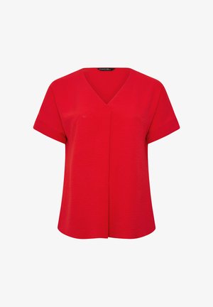 Rode blouse met korte mouwen en V-hals, subtiele plooi aan de voorkant en omslagmouwen, weergegeven op een witte achtergrond.
