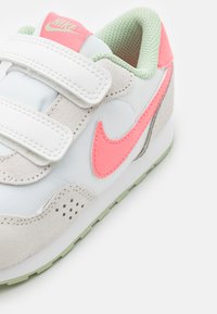 Nike Sportswear NIKE MD VALIANT (TDV) - Sapatilhas - summit white/pink gaze/honeydew