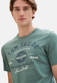 TOM TAILOR LOGO  - Triko s potiskem - grün