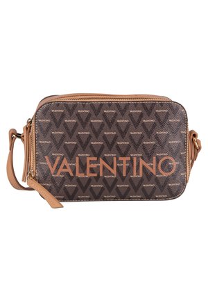 Pruunide mustritega rippkott, millel on geomeetriline disain, oranži värvi "VALENTINO" logo, millel on lukuga sulgemine ja beež reguleeritav rihm.