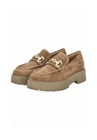 Mocassins en daim marron à bout arrondi, avec un accent en chaîne dorée et une semelle plateforme beige épaisse et striée.