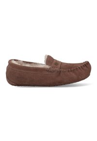 Bruine nubuck moccasin pantoffel met een zachte voering, decoratieve stiksels langs de rand en een klein metalen accent aan de bovenkant.