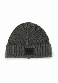 Gorro de punto acanalado gris oscuro con vuelta y un parche rectangular negro etiquetado con "HUGO" en el centro frontal.