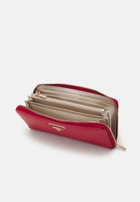 Guess LAUREL LARGE ZIP AROUND - Portemonnee - red