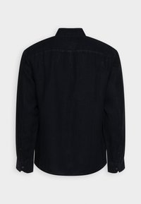 Camisa de manga larga azul oscuro hecha de lino, con cuello abotonado, textura sutil y puños ajustables. Vista posterior mostrada.
