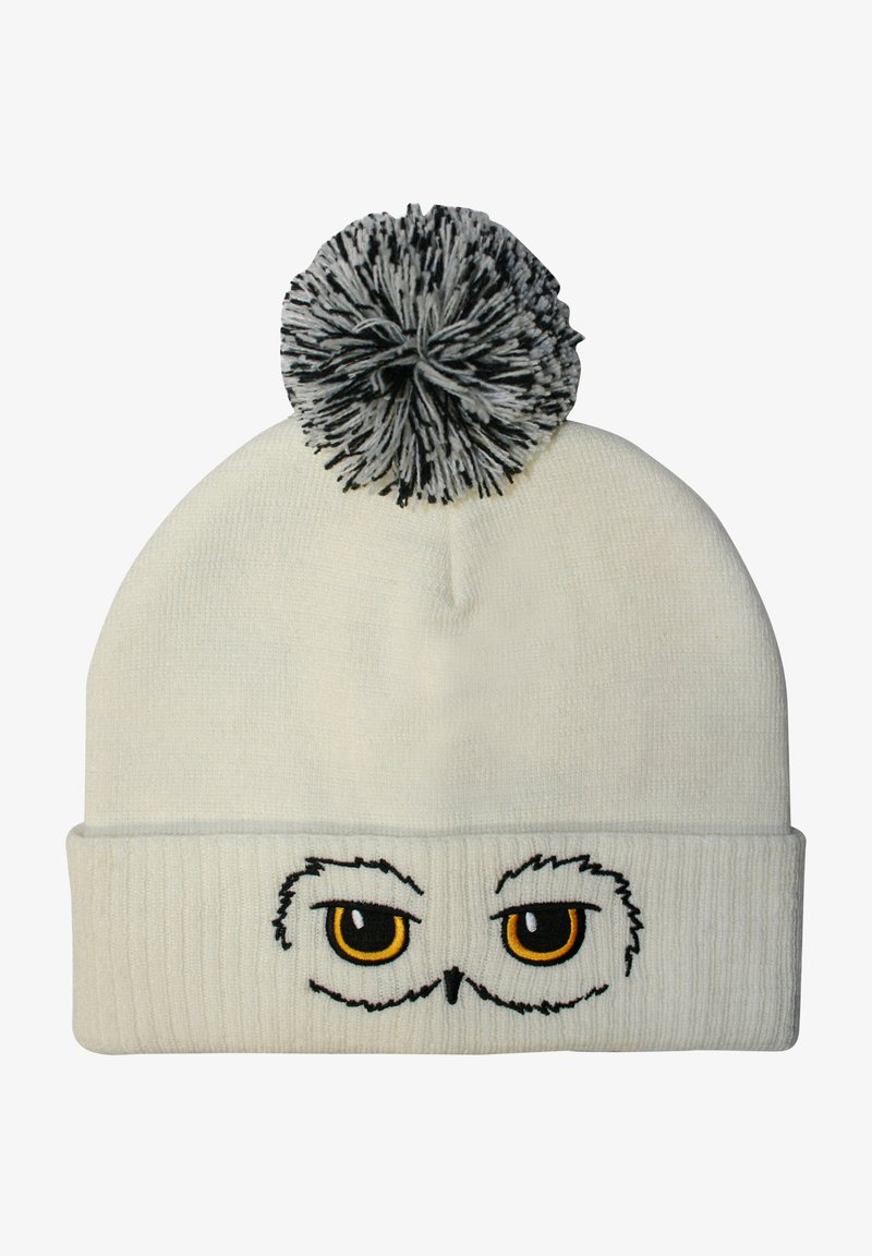 Weißer Strickbeanie mit gestickten Eulenaugen mit gelben Pupillen, einem gerippten Bund und einem Schwarz-Weiß-Pompom oben.