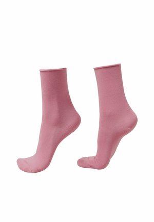 Paire de chaussettes roses unies à longueur de cheville, présentées sur un fond blanc.