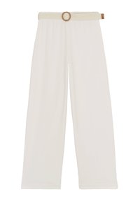 Pantalones de pierna ancha en tejido blanco con un acabado texturizado. Presenta un cinturón trenzado con una hebilla circular y un sutil acento de logo.
