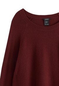 Burgunder gestrickter Rundhalspullover mit geripptem Kragen und einem Etikett mit der Aufschrift "LINDEX" in der Größe EUR S, UK S, hergestellt in Bangladesch.