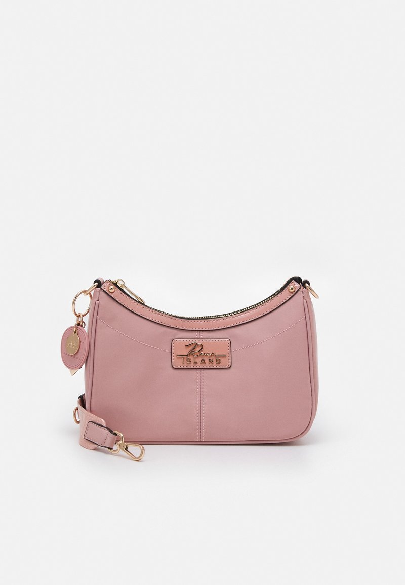 Różowa, mała torebka na ramię z złotym zamkiem błyskawicznym, odpinanym paskiem i logo River Island na przedzie.