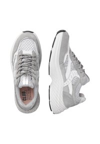 Sneaker sportive grigie realizzate con una combinazione di materiali in suede e rete, con un design a contrasto bianco, suola testurizzata e lacci piatti.