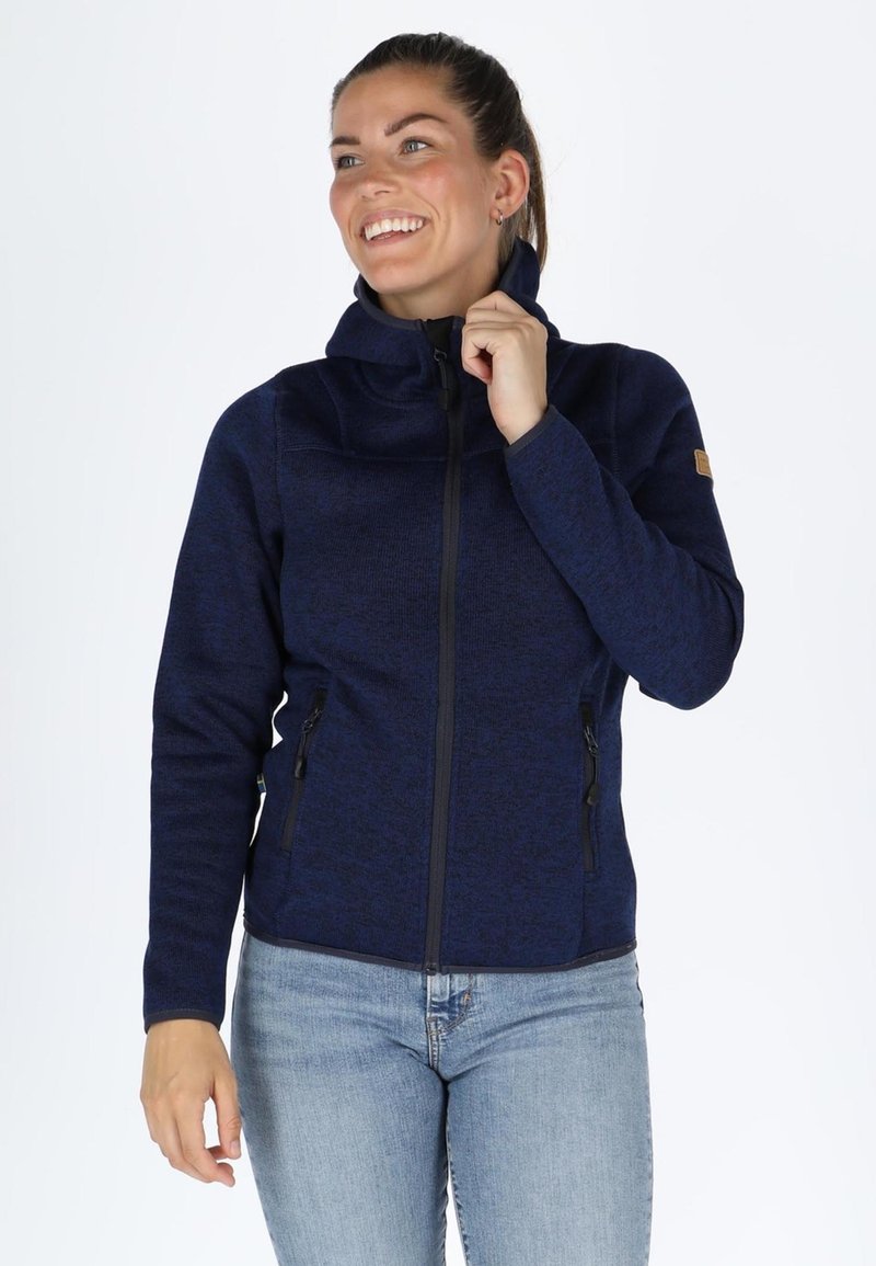 Giacca in pile blu navy con zip, colletto alto, due tasche laterali e un motivo testurizzato. Presenta un piccolo logo sulla spalla.