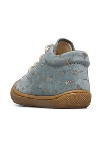 Zapato de ante azul con patrón floral dorado, puntera redonda, altura hasta el tobillo y suela de goma. Presenta cordones dorados y un tacón texturizado.