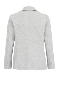 Hellgrauer maßgeschneiderter Blazer mit langen Ärmeln, drei Knöpfen an jedem Ärmel und klassischem Kragen, von hinten gezeigt.