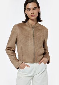Helle Wildlederjacke mit cropped Design, Stehkragen und Frontreißverschluss. Verfügt über seitliche Taschen und eine glatte Textur.