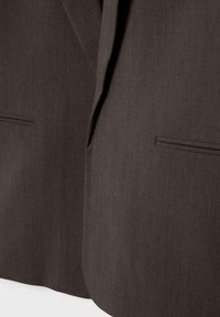 Brauner maßgeschneiderter Blazer aus strukturiertem Stoff, mit einem Reverskragen, zwei vorderen Taschen und einer klaren, schlanken Silhouette.