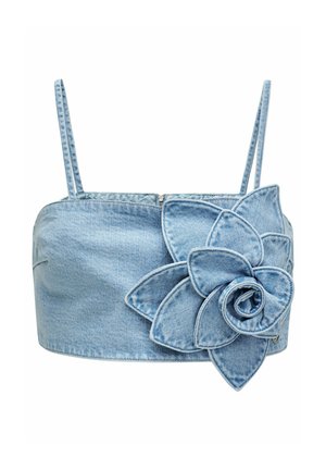 Crop top en denim bleu clair avec fines bretelles et grand détail de fleur en tissu superposé sur le côté droit devant.