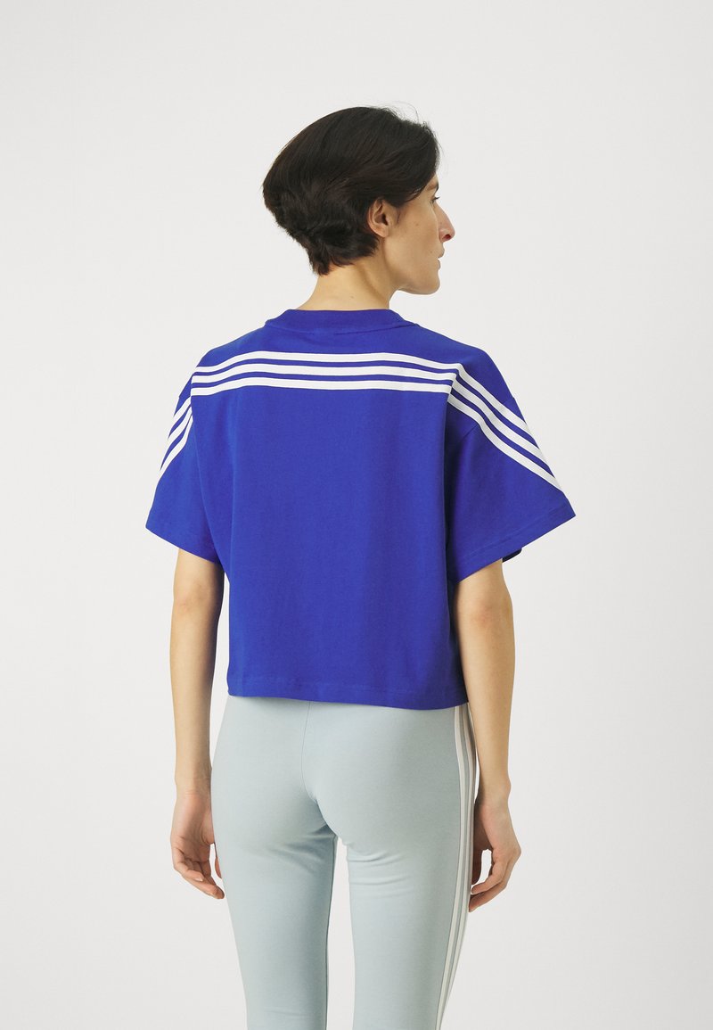 adidas Sportswear - FUTURE ICONS THREE STRIPES - T-Shirt basic - semi lucid blue, Vergrößern