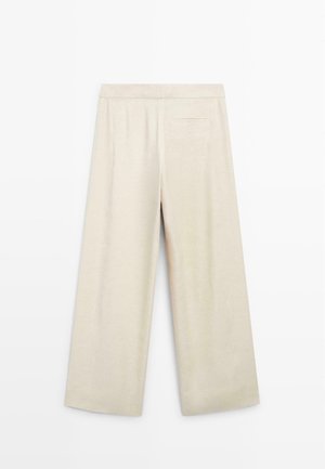 Pantaloni beige a gamba larga con vita alta e una tasca posteriore con filetto singolo, esposti distesi su sfondo bianco.