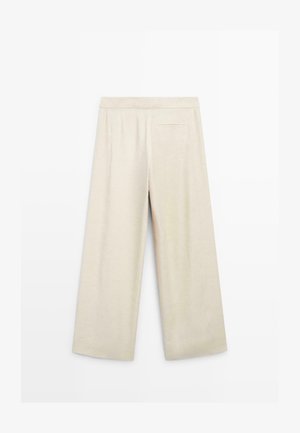 Pantaloni beige a gamba larga con vita alta e una tasca posteriore con filetto singolo, esposti distesi su sfondo bianco.